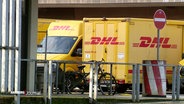 Zwei DHL-Wagen stehen auf einem Parkplatz. © Screenshot 