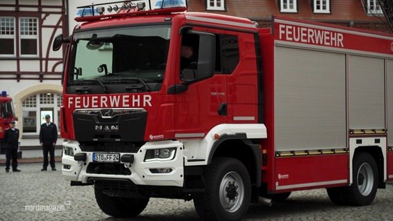 Ein großes Einsatzfahrzeug der Feuerwehr steht auf einem Marktplatz. © Screenshot 