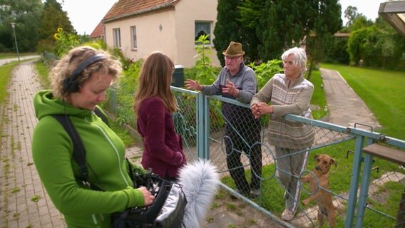 Reporter am Gartenzaun © Screenshot 