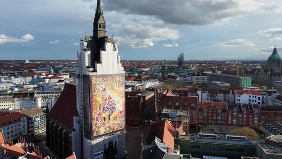 Ein Kunstwerk schmückt denTurm der Marktkirche in Hannover. © Screenshot 