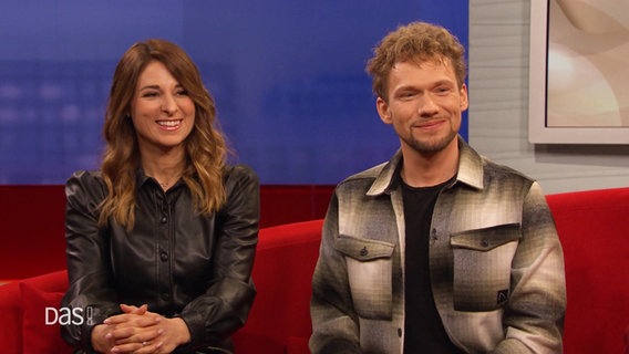 Das Magier-Duo Amelie van Tass und Thommy Ten zu Gast auf dem roten Sofa. © Screenshot 