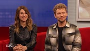 Das Magier-Duo Amelie van Tass und Thommy Ten zu Gast auf dem roten Sofa. © Screenshot 