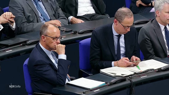 Friedrich Merz (CDU) im Bundestag, das Kinn auf die Faust gestützt. © Screenshot 