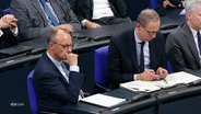 Friedrich Merz (CDU) im Bundestag, das Kinn auf die Faust gestützt. © Screenshot 