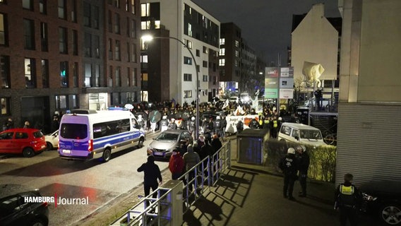 Polizeikräfte begleiten eine Demo gegen eine AfD-Politikerin in Hamburg © Screenshot 