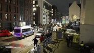 Polizeikräfte begleiten eine Demo gegen eine AfD-Politikerin in Hamburg © Screenshot 