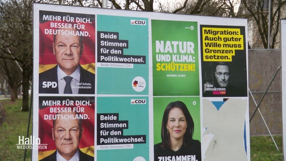 Mehrere Plakate unterschiedlicher Parteien kleben auf einer Werbefläche. © Screenshot 