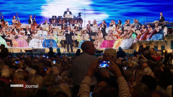 Das Johann-Strauss-Orchester in der Barclays Arena. © Screenshot 