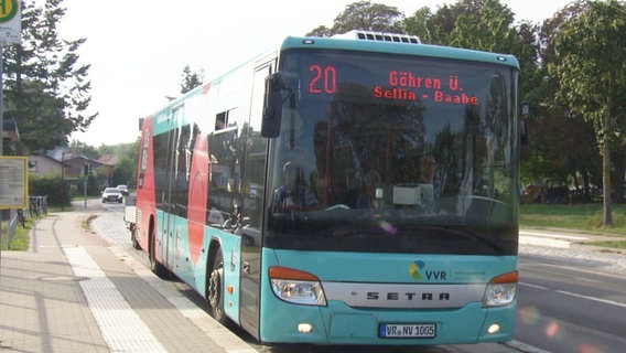 Ein Bus der Verkehrsgesellschaft Vorpommern-Rügen an einer Haltestelle. © Screenshot 