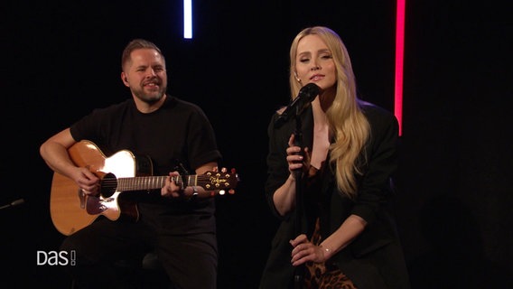 Melissa Naschenweng singt ihren Song "Auf Zeit geliebt" im DAS!-Studio. © Screenshot 