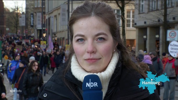 Die Reporterin Karen Münster berichtet vom Rathaus. © Screenshot 