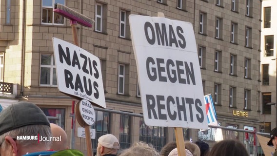 Schilder bei einer Demonstration: "Nazis raus" und "Omas gegen Rechts". © Screenshot 