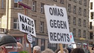 Schilder bei einer Demonstration: "Nazis raus" und "Omas gegen Rechts". © Screenshot 