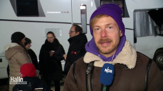 Der Reporter Tino Nowitzki berichtet vom Campingplatz Hahnenklee . © Screenshot 