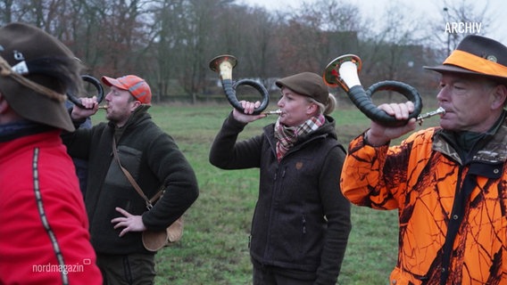 Jägerinnen und Jäger blasen auf dem Horn zur Jagd. © Screenshot 