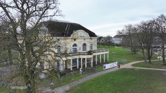 Die heruntergekommene Villa Baltic von außen. © Screenshot 