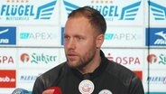 Der Trainer von Hansa Rostock bei einer Presseerklärung. © Screenshot 