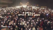 Ein Lichtermeer auf der Demo gegen die AfD und Merz in Hamburg. © Screenshot 