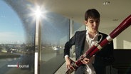 Emanuel Blumin-Sint spielt Fagott im Backstage der Elbphilharmonie. © Screenshot 