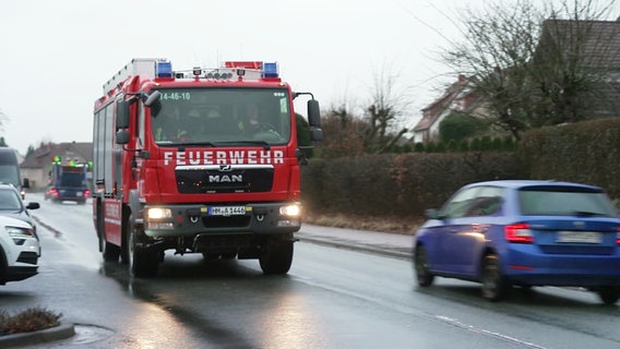 Ein Feuerwehr-Fahrtzeug ist unterwegs. © Screenshot 