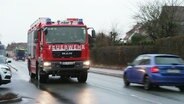 Ein Feuerwehr-Fahrtzeug ist unterwegs. © Screenshot 