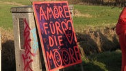 Ein Protestschild mit der Aufschrift: "Amore für die Moore". © Screenshot 