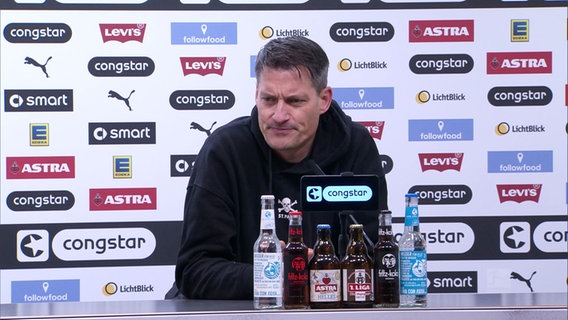 Alexander Blessin bei einer Pressekonferenz. © Screenshot 