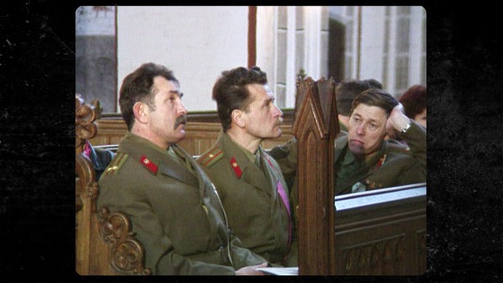 Sowjetische Soldaten im Schweriner Dom. © Screenshot 