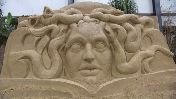 Eine Medusa aus Sand. © Screenshot 