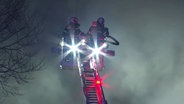 Zwei Feuerwehrleute bei Löscharbeiten. © Screenshot 