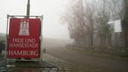 Ein Schild "Freie und Hansestadt Hamburg" steht an der Straße. © Screenshot 