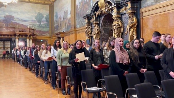 Nachwuchs-Lehrkräfte vor ihrer Vereidigung im Hamburger Rathaus. © Screenshot 