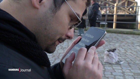 Ein sehbehinderter Mann benutzt eine Smartphone-App. © Screenshot 