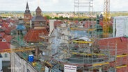 Das eingerüstete Schloss Güstrow wird saniert. © Screenshot 