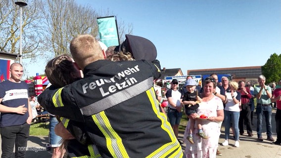 Mehrere Mitglieder der freiwilligen Feuerwehr Letzin umarmen sich. © Screenshot 