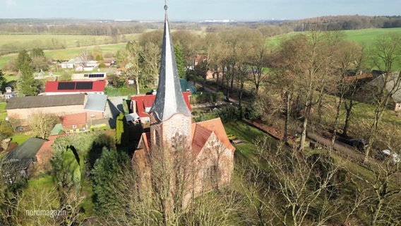 Die Grevener Kirche mit Schindelturm. © Screenshot 