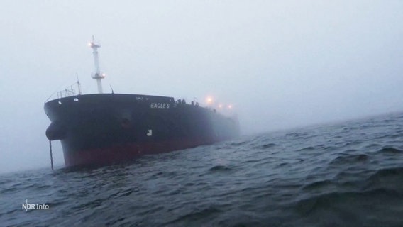 Ein manövrierunfähiger russischer Tanker treibt im Nebel auf der Ostsee. © Screenshot 