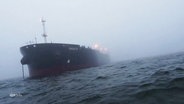 Ein manövrierunfähiger russischer Tanker treibt im Nebel auf der Ostsee. © Screenshot 