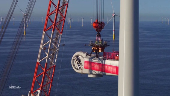 Eine neue Turbine wird in einem Offshore-Windpark im Meer installiert. © Screenshot 