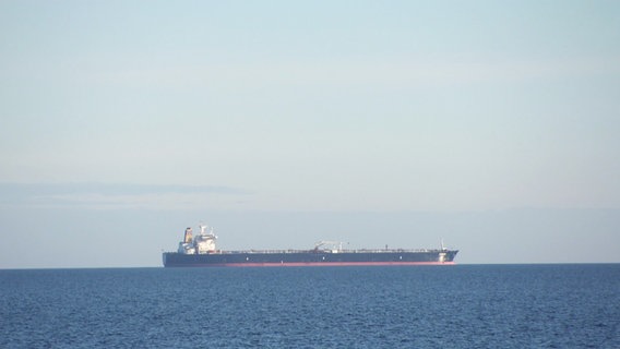 Der Tanker "Eventin" liegt Anfang Februar 2025 vor Rügen. © Screenshot 