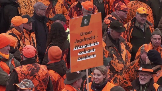 Jägerinnen und Jäger demonstrieren in Hannover gegen eine Reform des Jagdgesetzes © NDR 