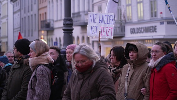 Teilnehmende halten bei einer Demo in Schwerin Plakate hoch. © Screenshot 