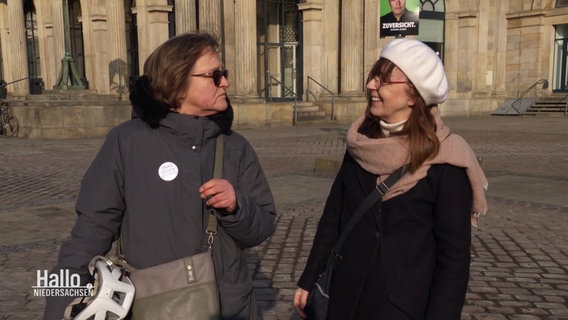 Zwei Frauen von "Omas gegen rechts" unterhalten sich. © Screenshot 