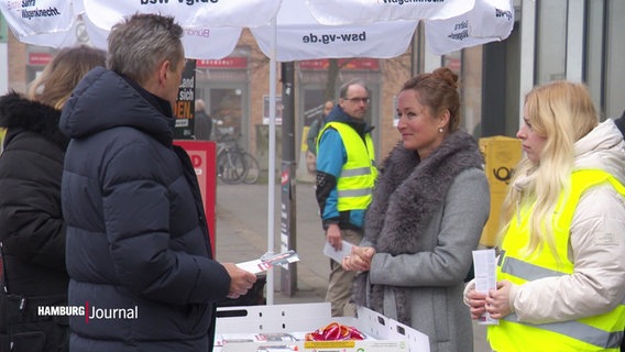 Die BSW-Kandidatin Żaklin Nastić im Gespräch mit Bürgern an ihrem Wahlstand. © Screenshot 