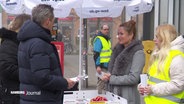 Die BSW-Kandidatin Żaklin Nastić im Gespräch mit Bürgern an ihrem Wahlstand. © Screenshot 