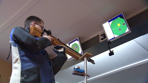 Nico Müller schießt mit einem Luftgewehr. © Screenshot 