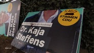 Ein zerstörtes Wahlplakat der CDU. © Screenshot 