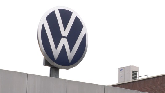 Das VW-Logo am VW-Standort Wolfsburg. © Screenshot 