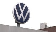 Das VW-Logo am VW-Standort Wolfsburg. © Screenshot 