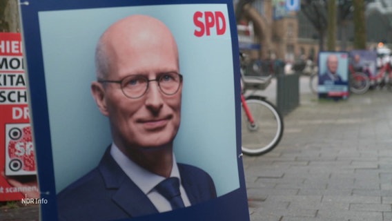 Ein Wahlplakat zeigt Hamburgs Bürgermeister Peter Tschentscher. © Screenshot 